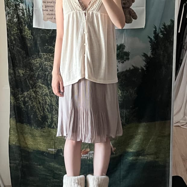 Lace V-neck pleated midi sleeveless dres