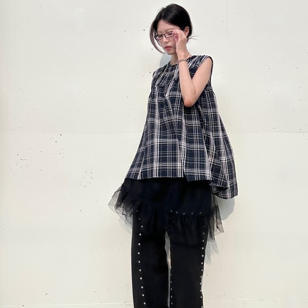 Check pintuck sleeveless blouse