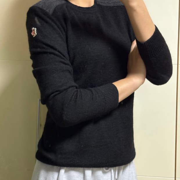 몽클레어 암패치 라운드 니트 티셔츠