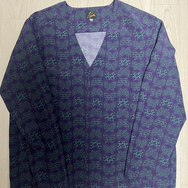 니들스 실크 블라우스