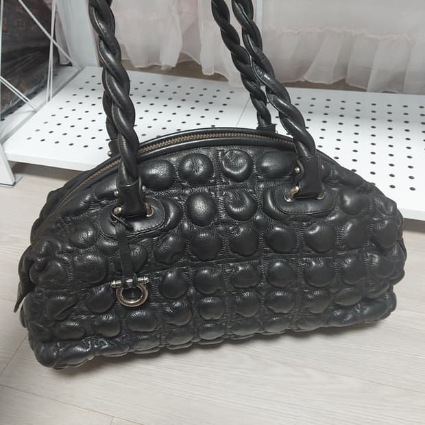 페라가모 퀼팅 레더 숄더백