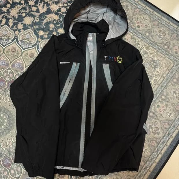 더뮤지엄비지터 바람막이