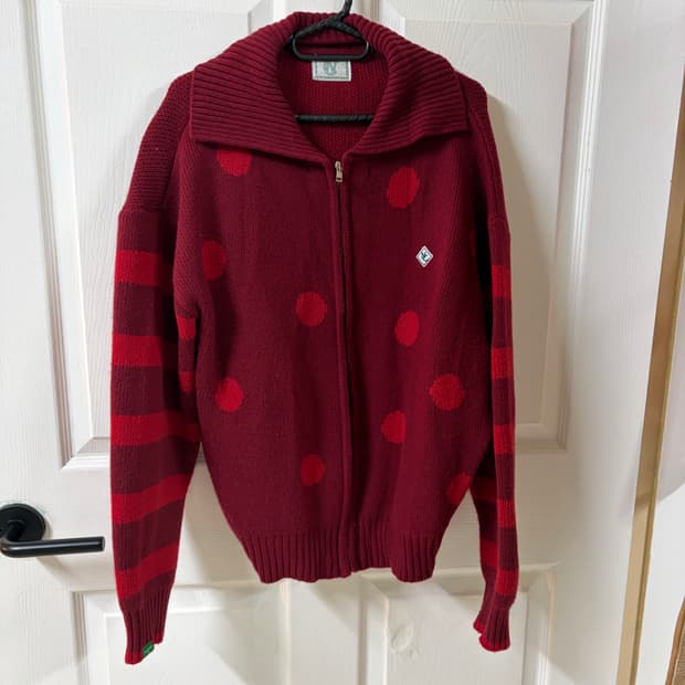 노컨텐츠 버건디 도트 집업 가디건