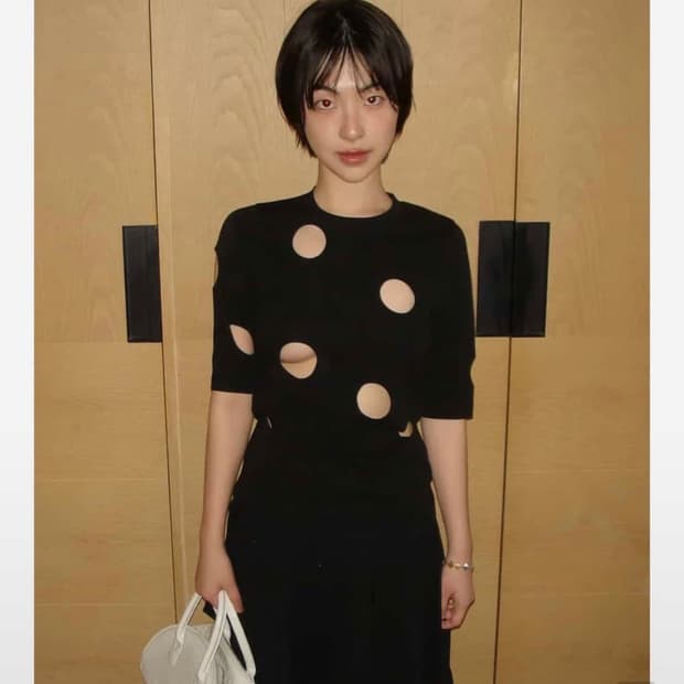 구해요) majournee hole detail t-shirt_black