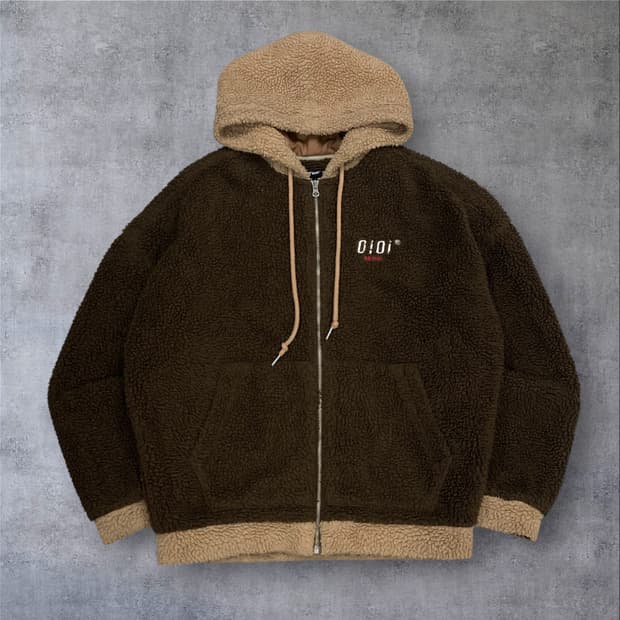 오아이오아이 브라운 컬러 스몰 로고 쉐르파 자켓