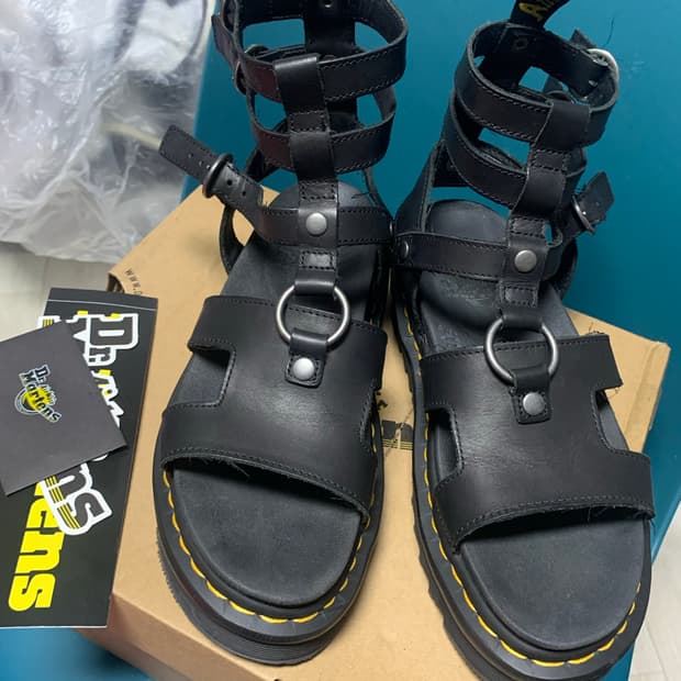 닥터마틴 아다이라 블랙 240