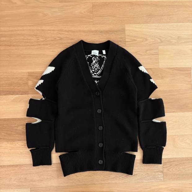 버버리 리카르도 티시 컬렉션 컷아웃 자카드 가디건 (XS)