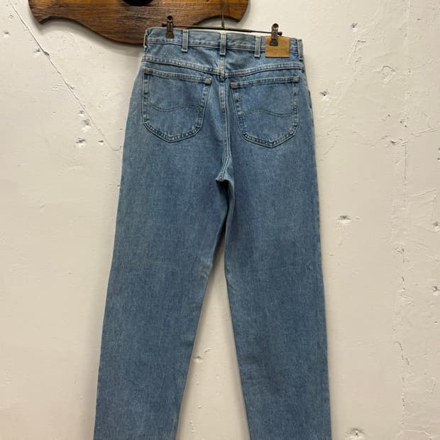 32) Lee Regular Straight Jeans