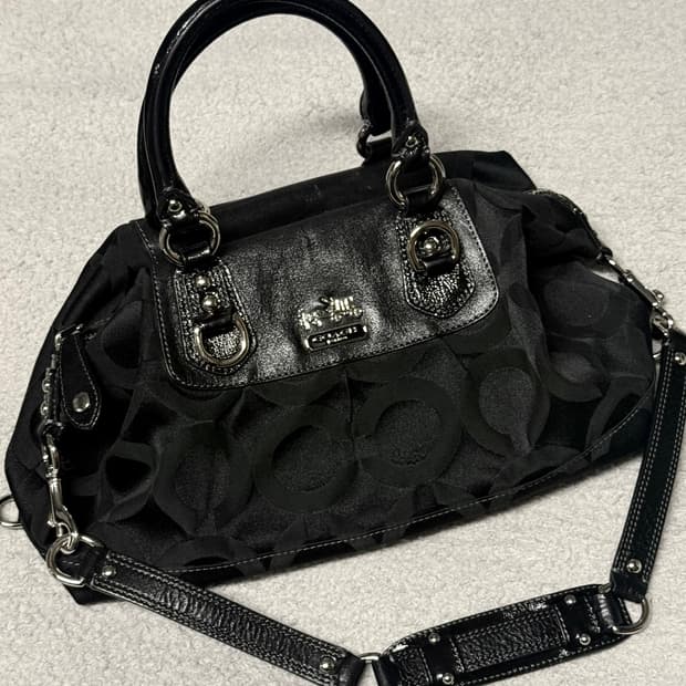 코치 블랙 숄더백 