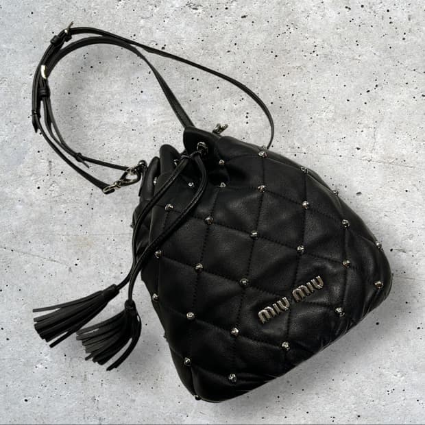 MIUMIU 미우미우 스터드 버킷백 가방 블랙