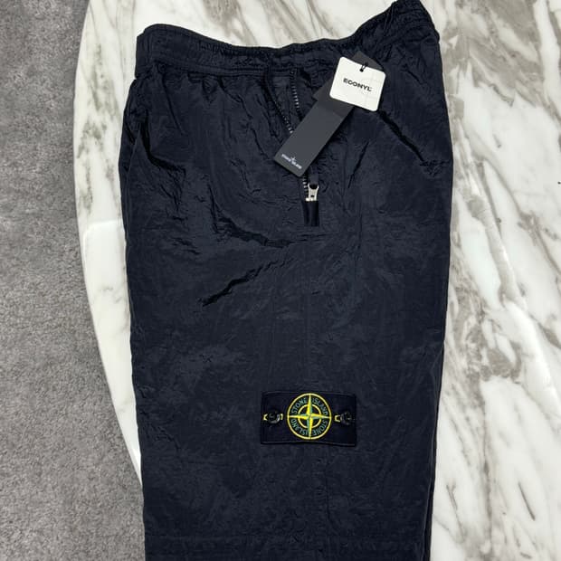 스톤아일랜드 나일론메탈 버뮤다 팬츠 반바지