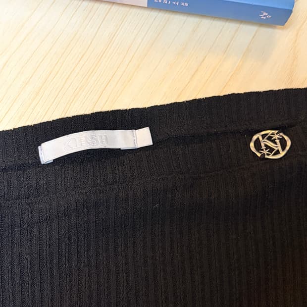 키르시컬렉션 오프숄더 긴팔티셔츠