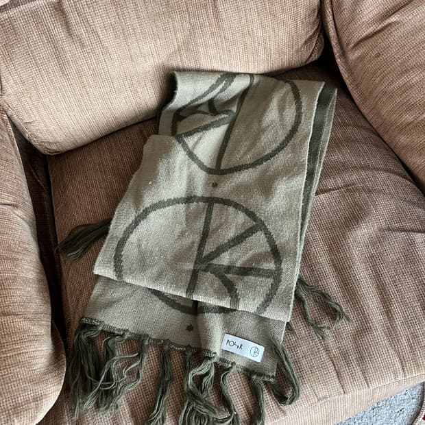 폴라 스케이트 피스로고 머플러