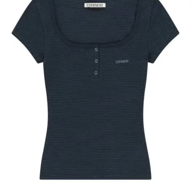 코이세이오 프롱 스냅 미니 로고 티 네이비