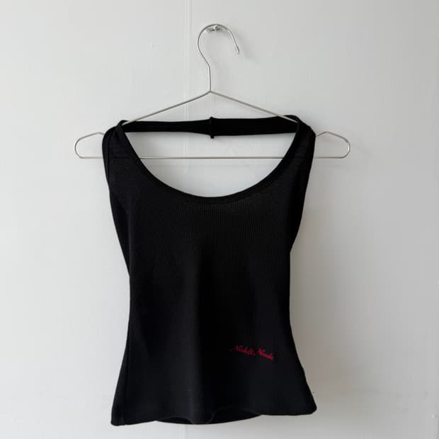 닉앤니콜 홀터넥 나시 슬리브리스