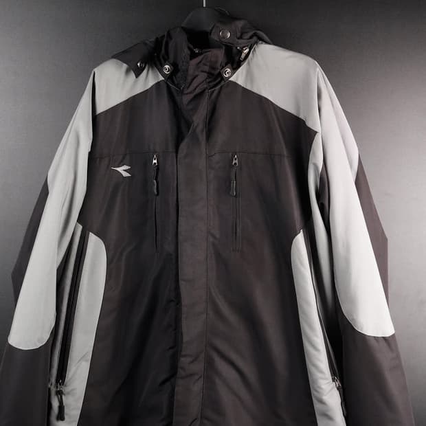 디아도라 블랙 바람막이