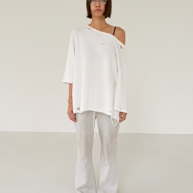 에스이오 seo DISTRESS OFF-SHOULDER T-SHIRT