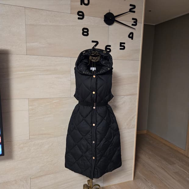 [s/90] 에스까다 밸트 롱 패딩 조끼 2025