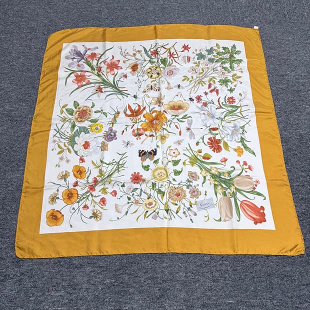 구찌 플라워 프린팅 실크 스카프