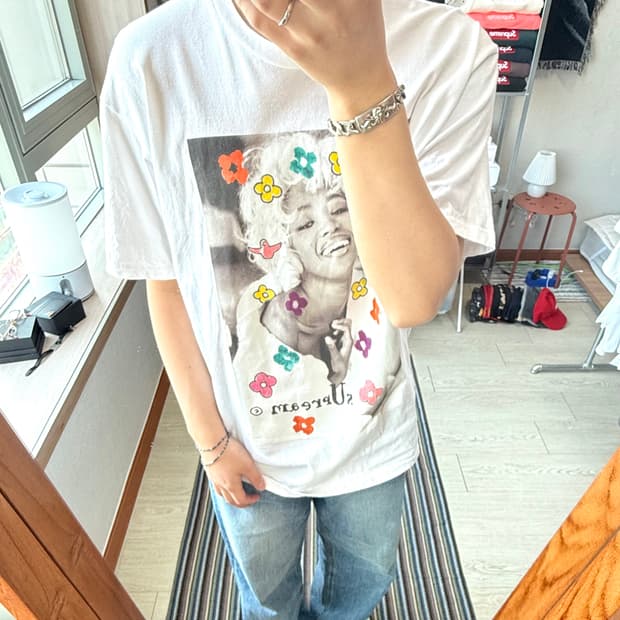 슈프림 나오미 반팔 티셔츠