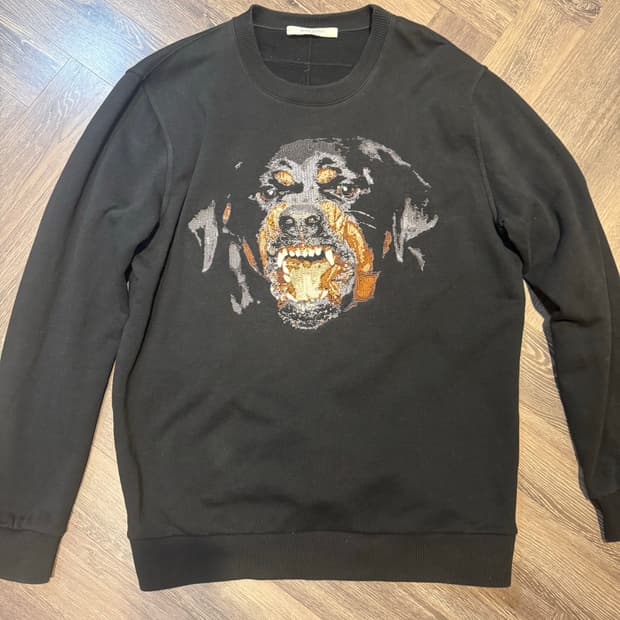 지방시 로트와일러 자수 맨투맨