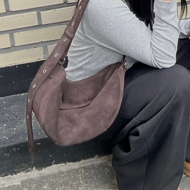 HALF ROUND BELT BAG IN SUEDE BROWN