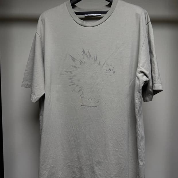 [XL] Post archive faction SOUVENIR TEE 2