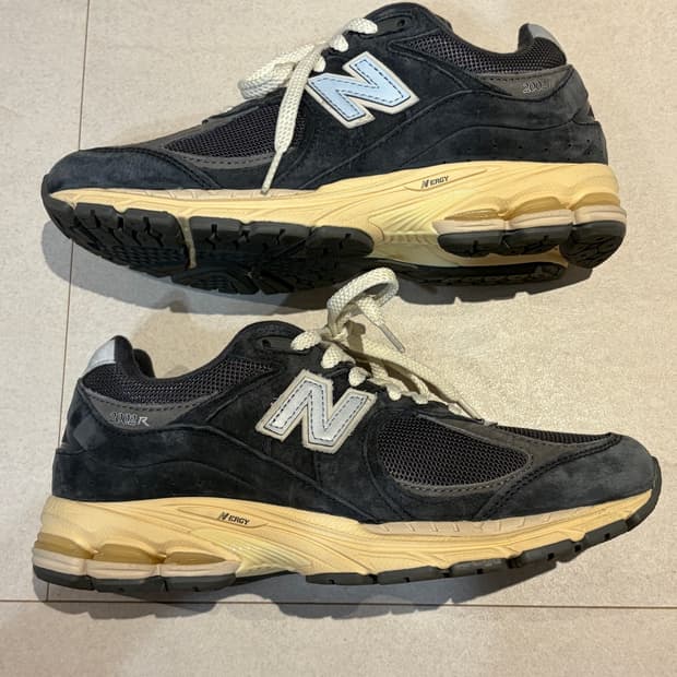 뉴발란스 2002R 스페셜 빈티지 블랙 그레이