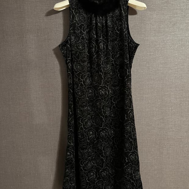 블랙 로즈 패턴 털 장식 민소매 원피스 S