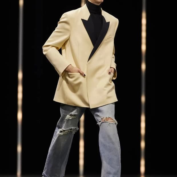 [박보검님 착용] 셀린느 22AW 피크드 라펠 바닐라 자켓