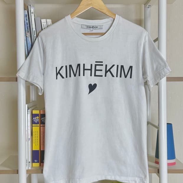 김해김 하트 로고 반팔 티셔츠