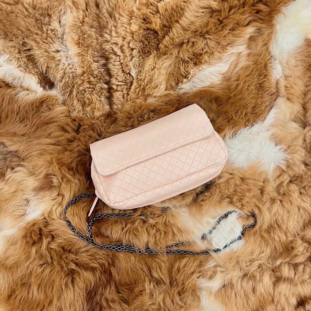 보테가 베네타 핑크 인트레치아토 체인 크로스백