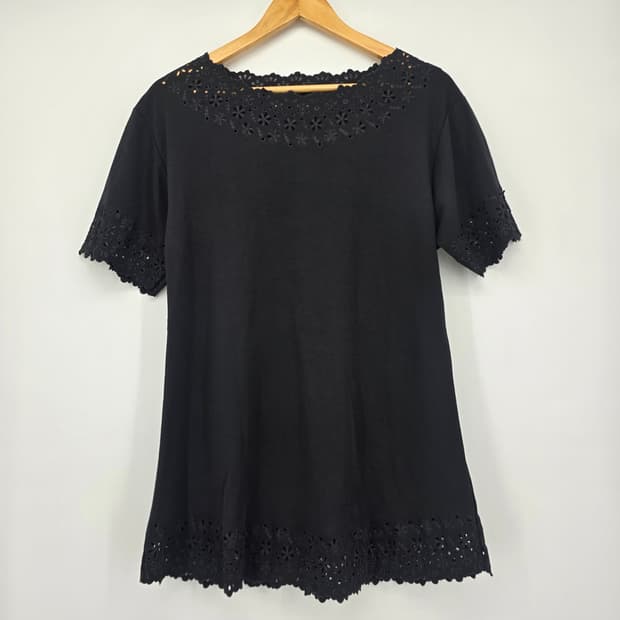 펀칭 레이스 블랙 반팔 티셔츠