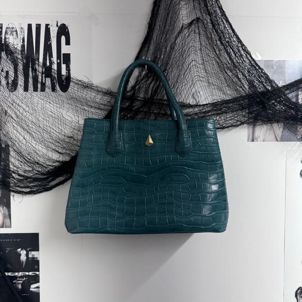 00s stud leather tote bag