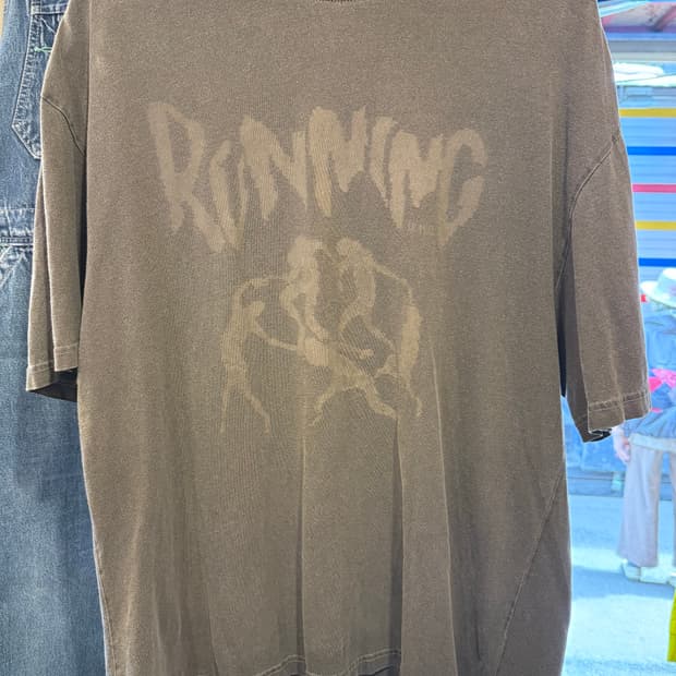 트래블 러닝 프린팅 차콜 반팔 티셔츠