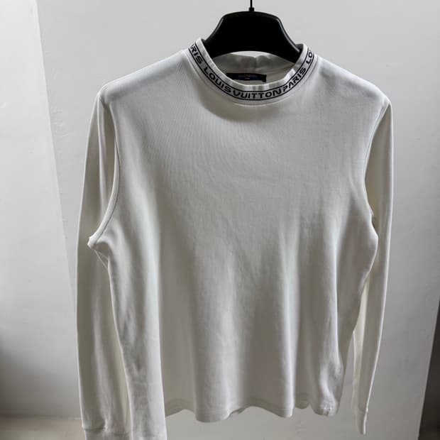 [ S사이즈 ] 루이비통 넥 레터링 롱슬리브 