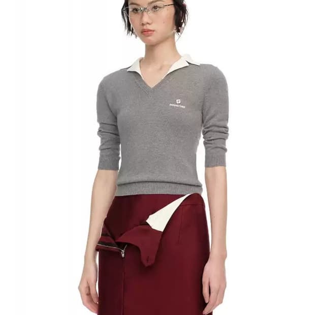 슈슈통 슬림핏 배색 카라 브이넥 실크 니트티 그레이 새거팝니다