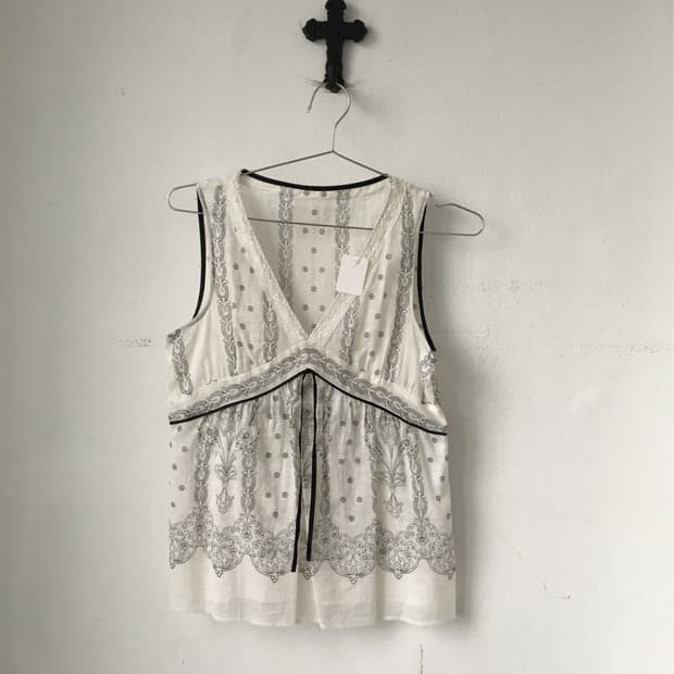 Lace trimming pattern sleeveless