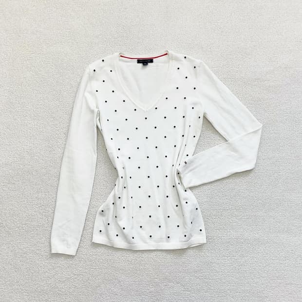 타미힐피거 폴카도트 브이넥 니트