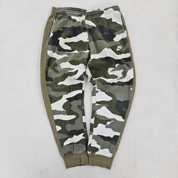 [L] 나이키 클럽 카모 플리스 조거 팬츠 0114YH1