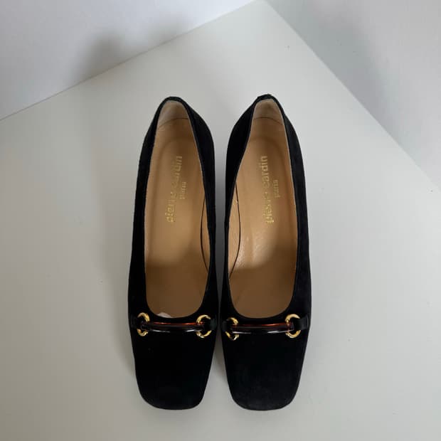 피에르가르뎅 블랙 스웨이드 홀스빗 장식 펌프스