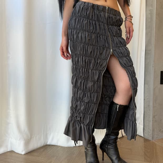 딥그레이 지퍼 포인트 셔링 스커트