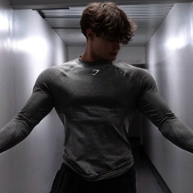 짐샤크 쉐도우 심리스 롱슬리브 판매합니다