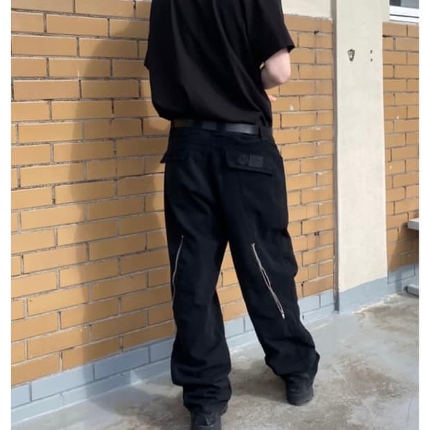 플라스틱 프로덕트 웨이브 지퍼 팬츠 블랙
