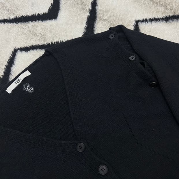 [Free]YUSE 숄더 컷 크롭니트 가디건/블랙