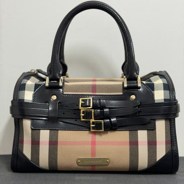 버버리 체크 패턴이 돋보이는 클래식 핸드백입니다.