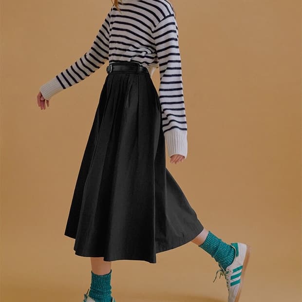 앤유 시그니처 블랙 플레어 롱 스커트