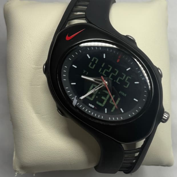 나이키 트라이엑스 스위프트 ADX 시계 (빈지노착용동일모델)