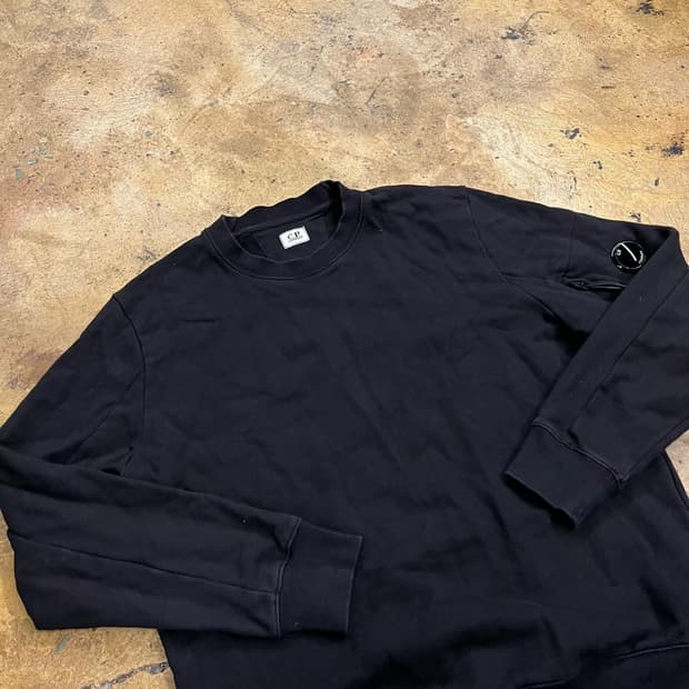 [정품/XXL] C.P.컴퍼니 렌즈 맨투맨 블랙 b14