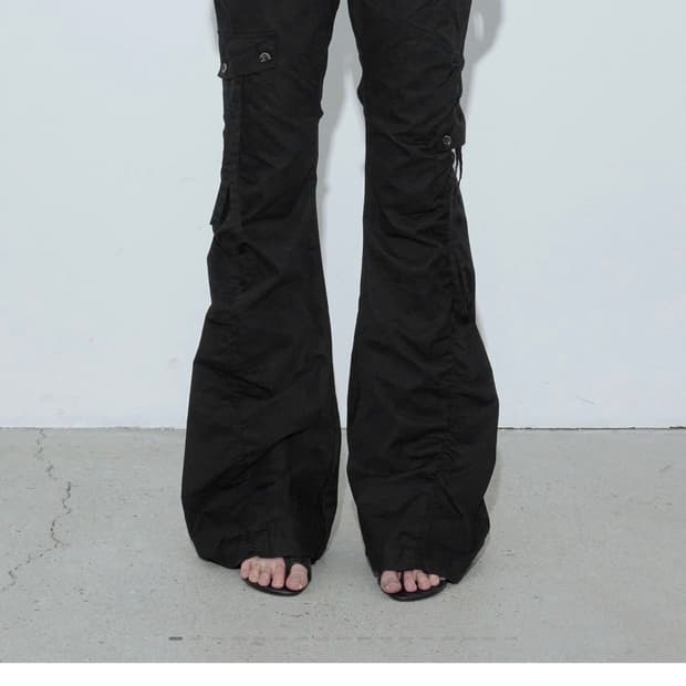 WASHED SHIRRING CARGO PANTS, BLACK